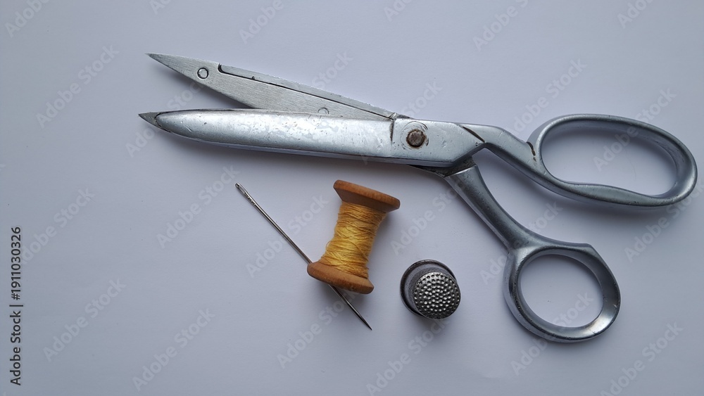 Foto Sewing Tools Set with Scissors, Spool and Needle