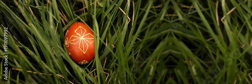 Bilde på lerret Traditional Easter Egg in Grass