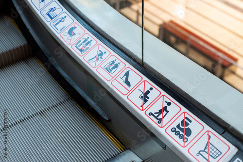 Cuadro en lienzo Escalator accidents