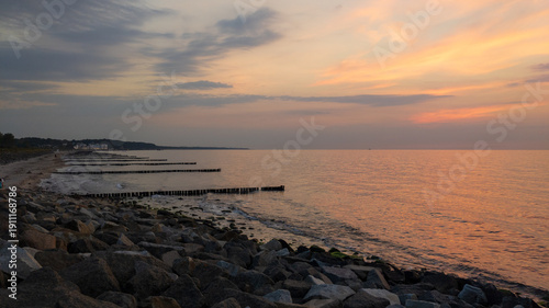 Sonnenuntergang an der Ostsee mit Buhnen und Felsen