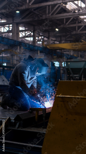 Cuadro en lienzo engineer welds metal on a freight car