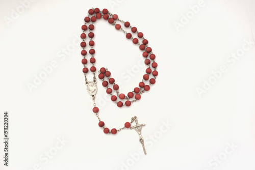 Fotografi Top view of a red rosary placed on a white table