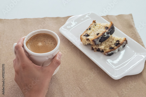 Taza de cafe y pastel de budín en la mañana como un desayuno