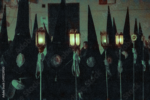 Desfile religioso con túnicas desde una iglesia con tintes góticos y tenebrosos
