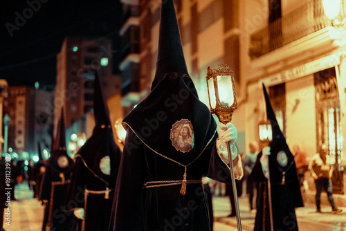 Desfile religioso con túnicas desde una iglesia con tintes góticos y tenebrosos