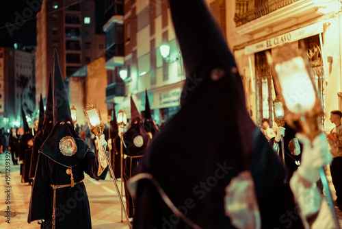 Desfile religioso con túnicas desde una iglesia con tintes góticos y tenebrosos