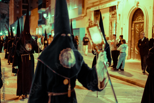 Desfile religioso con túnicas desde una iglesia con tintes góticos y tenebrosos