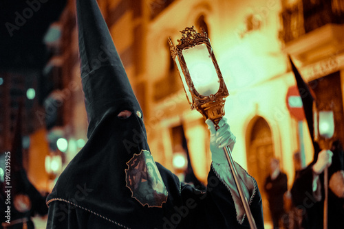 Desfile religioso con túnicas desde una iglesia con tintes góticos y tenebrosos