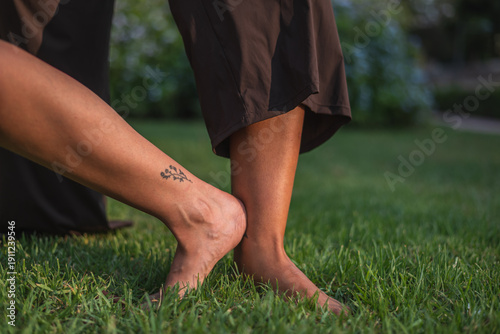 Correción de postura en yoga donde se muestran unos pies