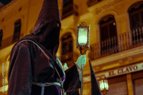 Desfile religioso con túnicas desde una iglesia con tintes góticos y tenebrosos