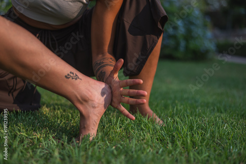 Correción de postura en yoga donde se muestran unos pies