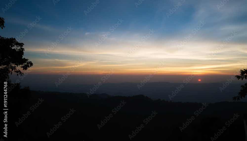 Obraz premium Glowing twilight sky horizon shining above jungle
