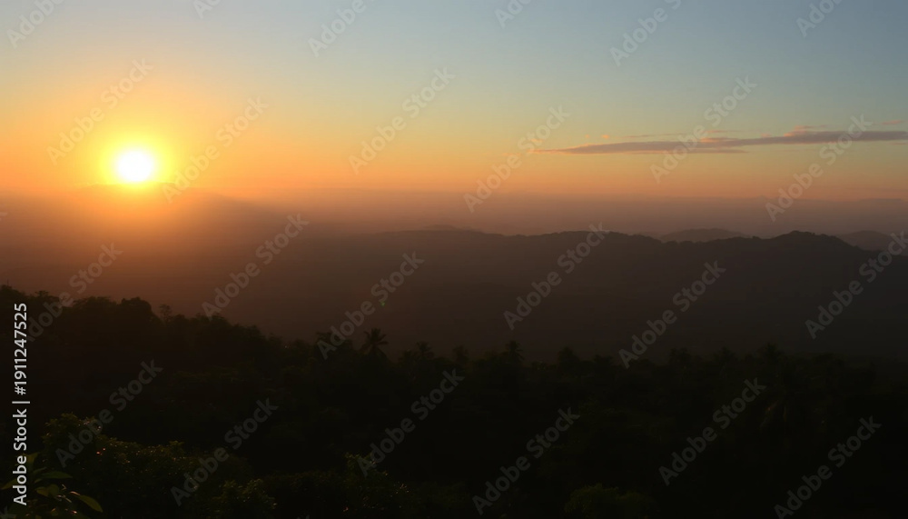 Obraz premium Bright glowing sunset horizon above jungle