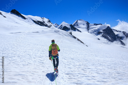 Fotografie Mountaineer in rope team with crampons and mountain glacier panorama with summit