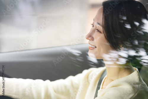 Free Download 車を運転する女性 - GFXLoad