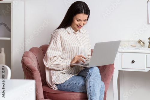 Female jewelry designer wor...