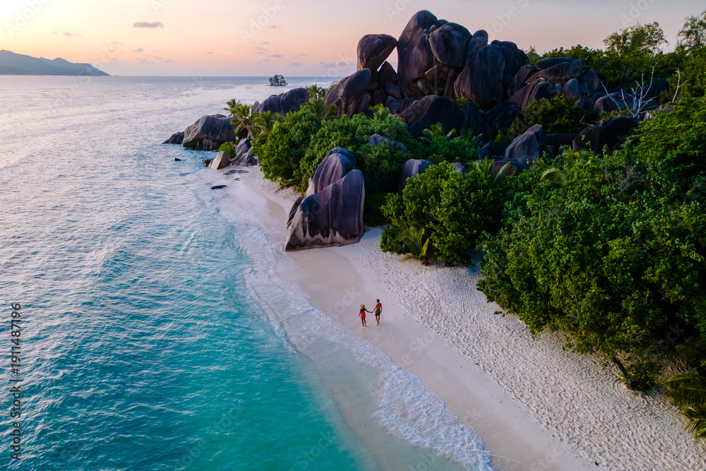 Fototapeta premium Stunning sunset at Anse Source d'Argent beach in La Digue, Seychelles