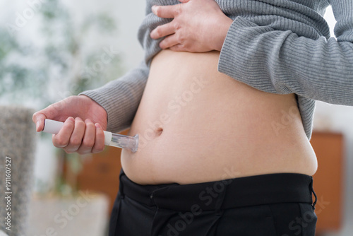 Naklejka ダイエット注射薬をお腹に打つ女性（自己注射）