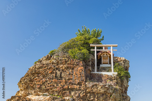 Quadro su tela 日本　島根県出雲市大社町の稲佐の浜にある弁天島と沖御前神社