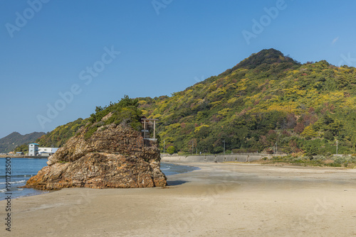 Quadro su tela 日本　島根県出雲市大社町の稲佐の浜にある弁天島と沖御前神社