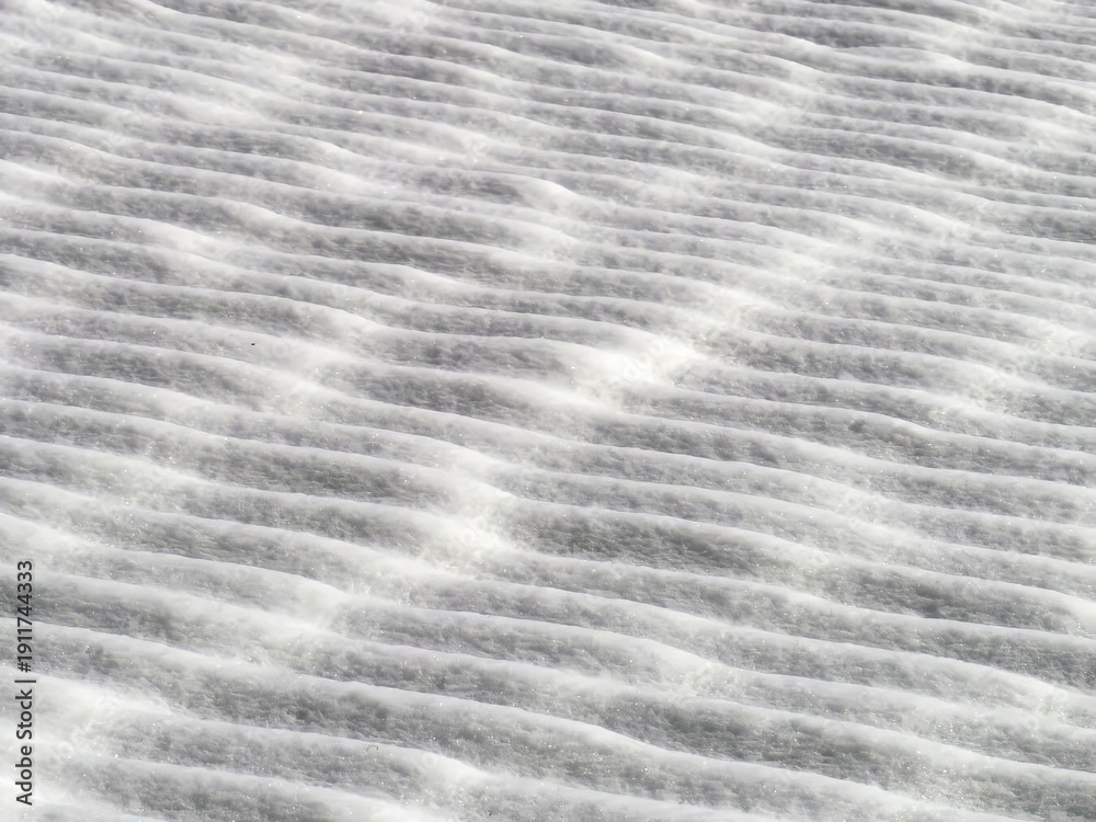 Obraz premium Snow-covered roof tiles create a beautiful pattern, suitable as a background image. Taken in Tremosine.