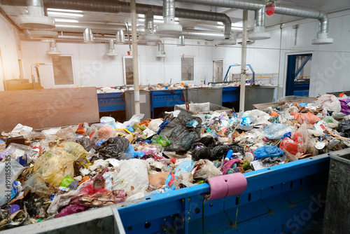 Photos Room with a waste conveyor for the primary manual selection of various types and