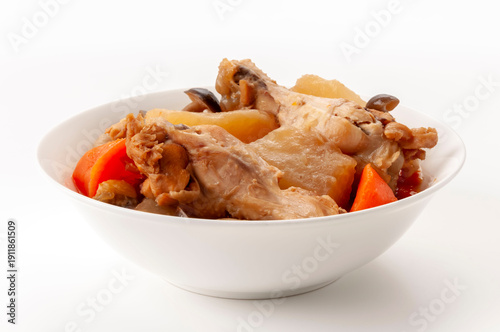 鶏手羽元と大根の煮物 人参としめじ入り 和風家庭料理