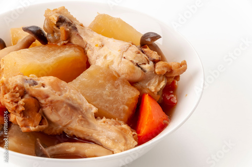 鶏手羽元と大根の煮物 人参としめじ入り 和風家庭料理