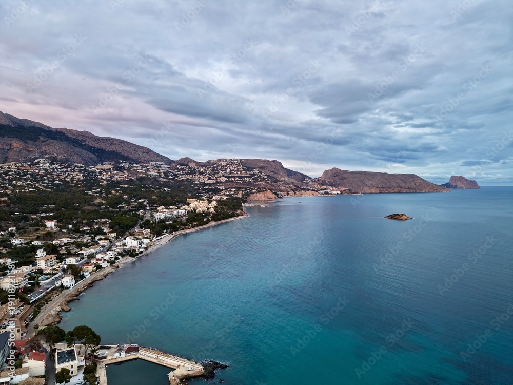 Obraz premium Ocean horizon with clouds, Dramatic coastal landscape featuring moody skies and vast ocean expanse
