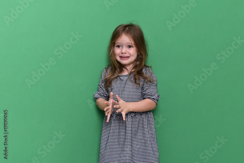 Foto spoiled little girl of 3 years old gets angry and cries