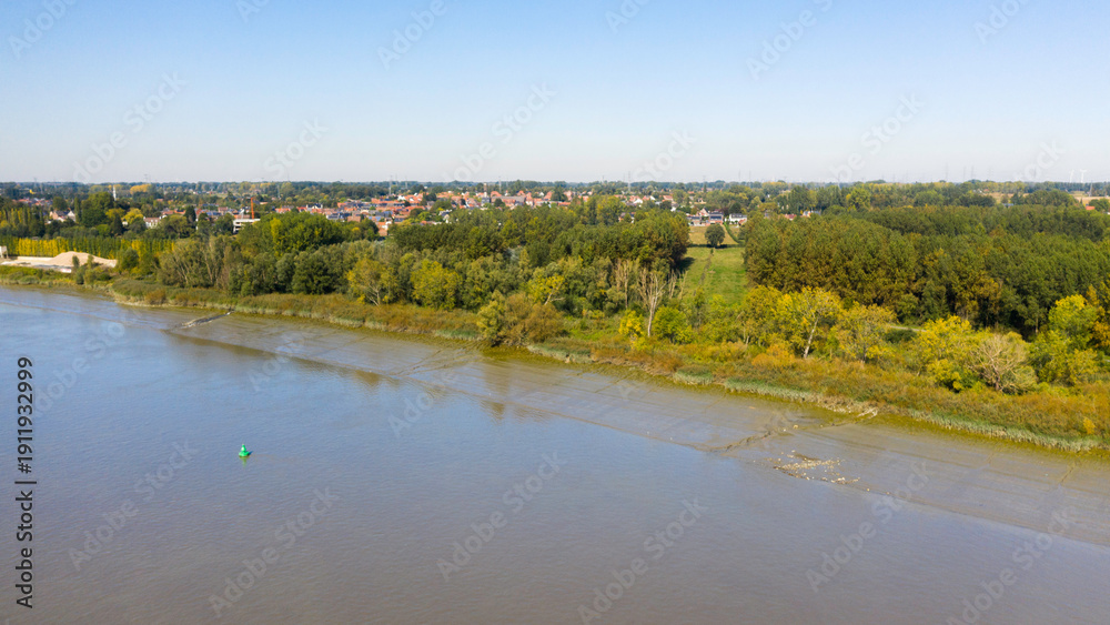 Obraz premium Scenic View of Scheldt River Between Temse and Buitenland