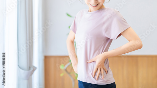 Photos ウエストの変化を喜ぶ女性のボディメイクイメージ, Woman happy about her slimmer waist at home