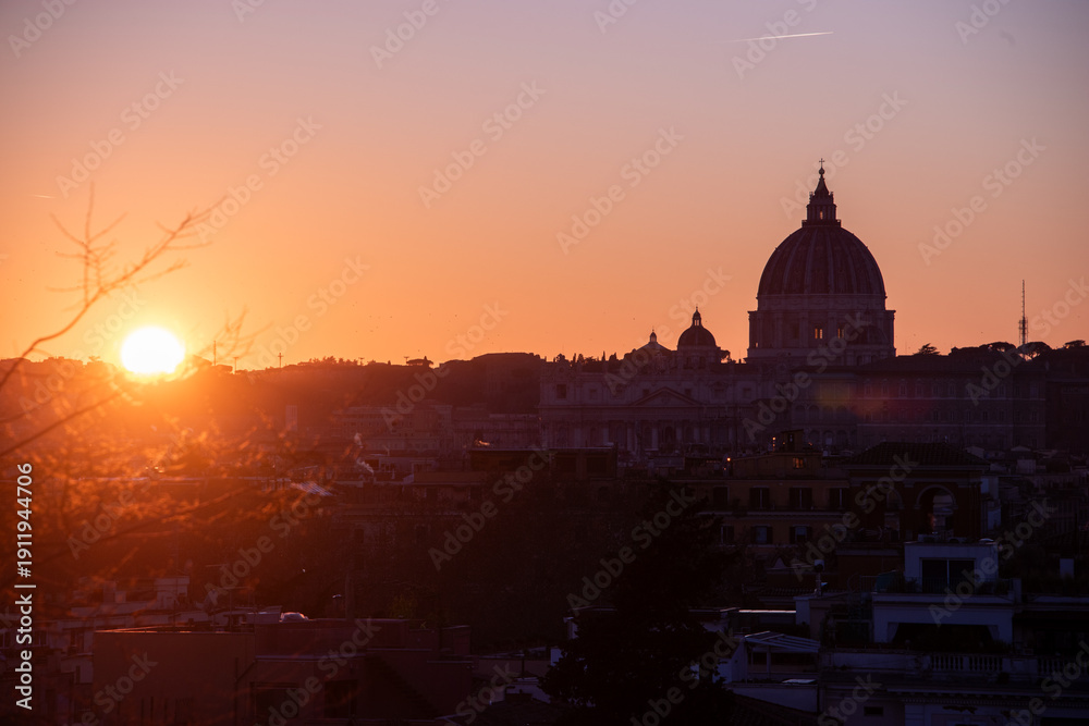 Obraz premium The silhouette of St. Peter’s at dusk, where Rome fades into shadows and eternity quietly appears.