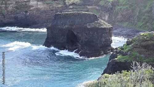 Roque Chico - ein beeindruckender Meeresbogen der durch Erosion geformt wurde und weiter durch die Wellen bearbeitet wird