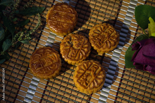 The Mid-Autumn Festival, also known as the Festival of Reunion, originated fromTang DynastyIt is not merely a festival but also an emotional symbol of the Chinese people.