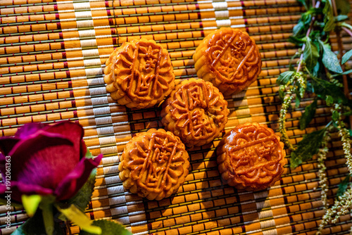 The Mid-Autumn Festival, also known as the Festival of Reunion, originated fromTang DynastyIt is not merely a festival but also an emotional symbol of the Chinese people.