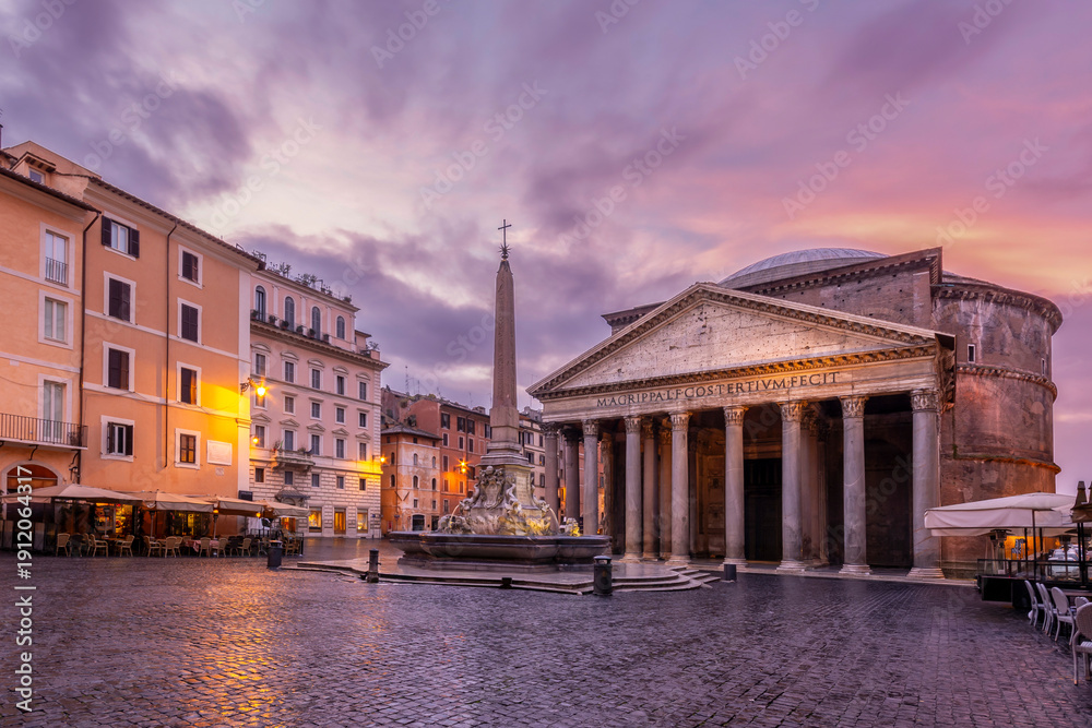 Obraz premium The Pantheon view during sunrise in Rome