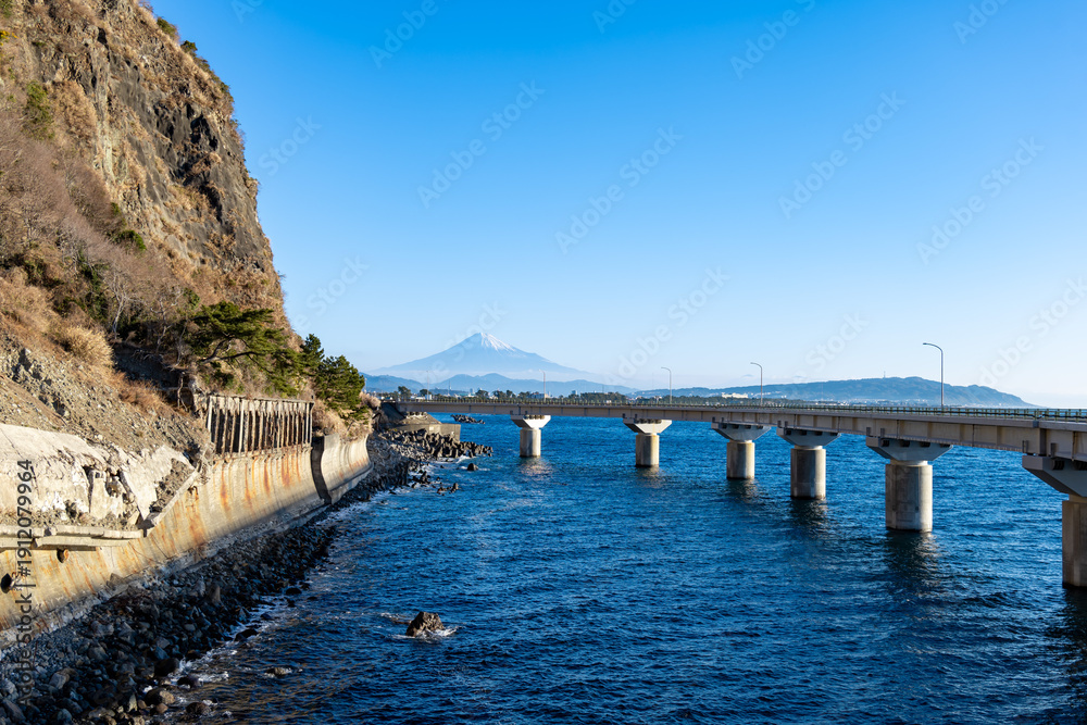 Obraz premium 冬の快晴に映える大崩海岸の海上高架橋と駿河湾越しに望む富士山 