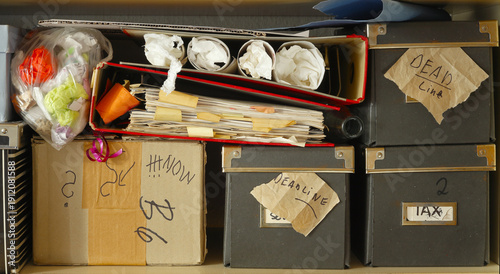 Foto grungy messy file folders and ringbinders and paper boxes with deadline messages