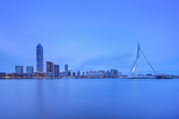 Fototapete Erasmusbrücke Erasmusbrücke Rotterdam blaue Dämmerstunde  © biletskiyevgeniy
