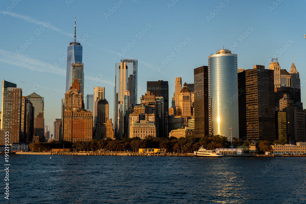 Fototapeta premium New York City Skyline at Golden Hour with Warm Sunset Light
