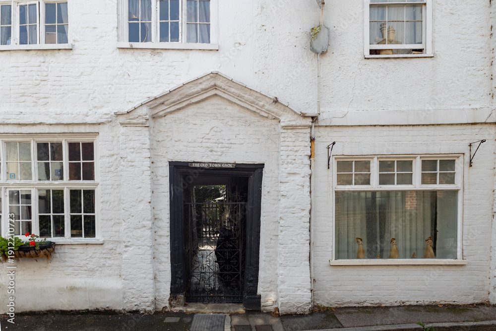 Obraz premium Sandwich , Kent , uk, August 18 2023 The Old Town Gaol Entrance With Ornate Iron Gate On Historic Narrow Street