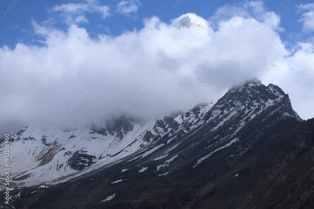 Obraz premium apovan Base Camp is a breathtaking high-altitude meadow nestled in the heart of the Indian Himalayas, From this pristine campsite, the majestic Mount Shivling rises sharply into the sky,