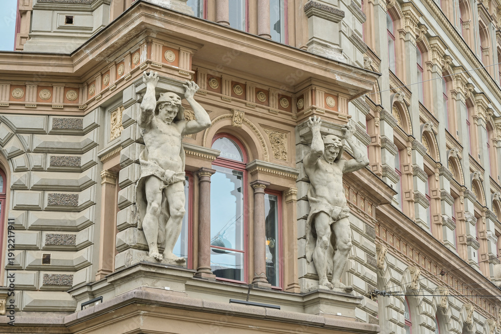 Fototapeta premium Altbau, Vakuutusyhtiö Kalevan talo, Erottajankatu, Jugendstil, Statuen tragen Balkon, Ullanlinna, Helsinki, Finnland