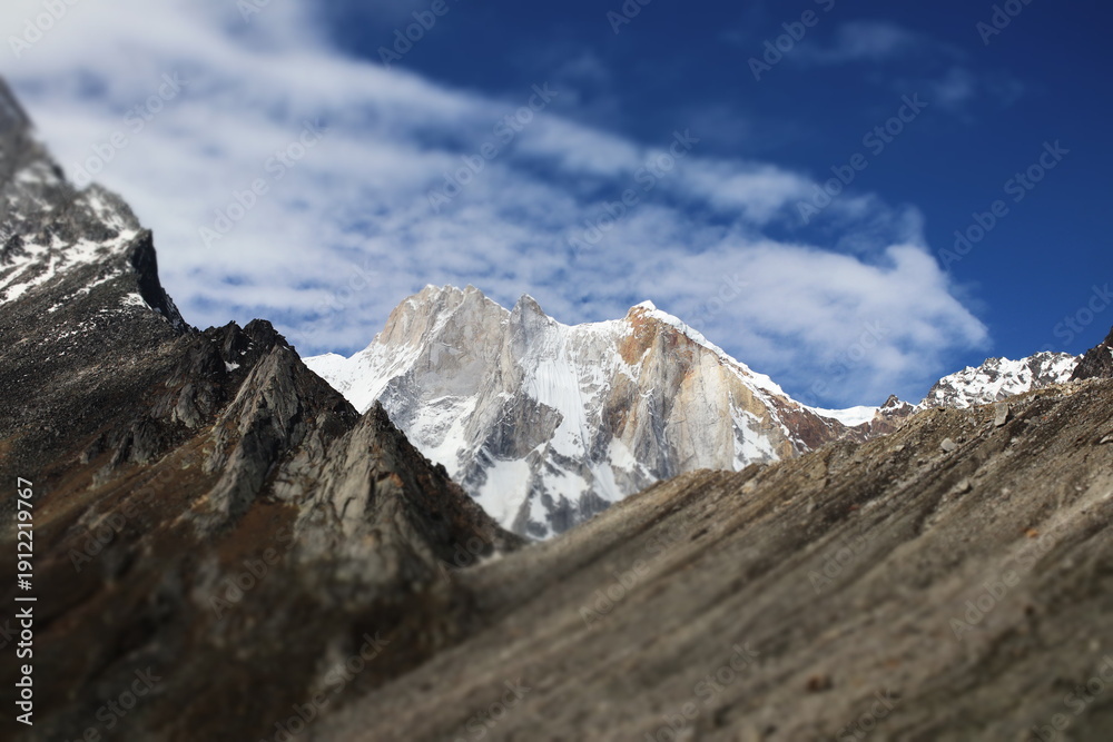 Obraz premium apovan Base Camp is a breathtaking high-altitude meadow nestled in the heart of the Indian Himalayas, From this pristine campsite, the majestic Mount Shivling rises sharply into the sky,