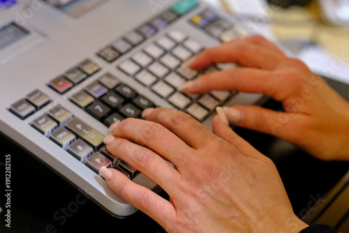 Registrierkasse mit zwei Händen 