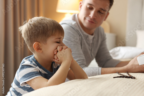 Quadro su tela Father and his son praying at home