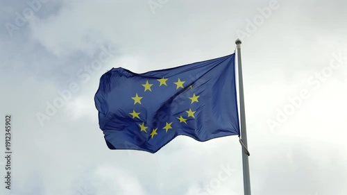 Gros plan sur le drapeau européen qui flotte dans le vent.