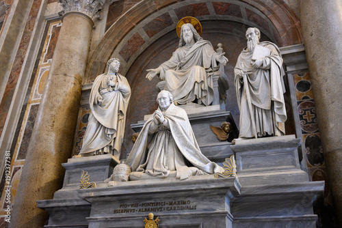 Φωτογραφία Monument to Pope Pius VIII (reigned 1829 –1830), sculpted by Pietro Tenerani in 1866, St Peter’s Basilica, Vatican, Rome, Italy