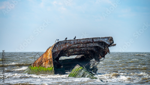 Canvastavla A sunken ship, a fascinating place for diving and exploration.